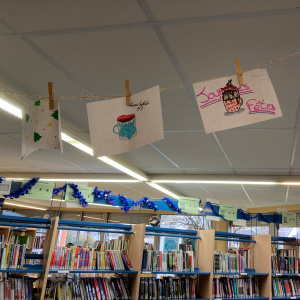 un chocolat chaud avec plusieurs couches de topping vraiiiiiiiiiiment très appétissant