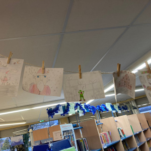 un Père Noël, en pleine nuit, affamé