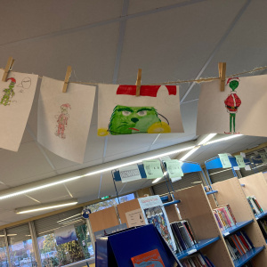 le Grinch piégé par une guirlande lumineuse