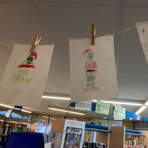 le Grinch piégé par une guirlande lumineuse